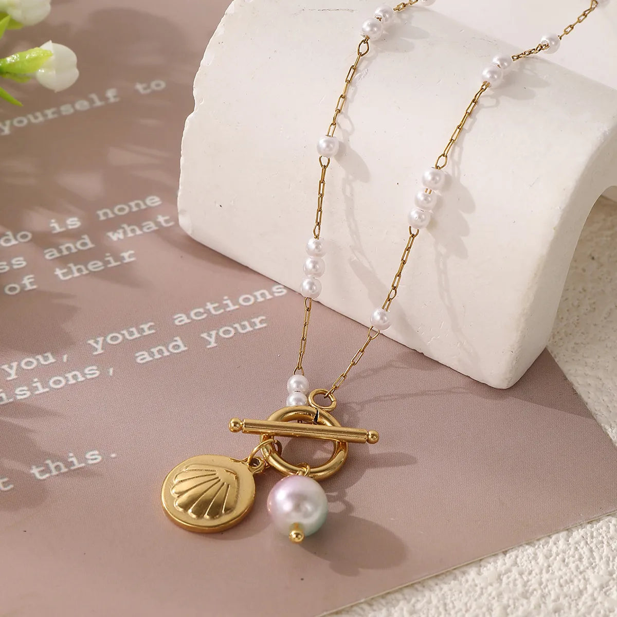 Elegant Scallop Pendant Necklace – 18K Gold Plated 304 Stainless Steel